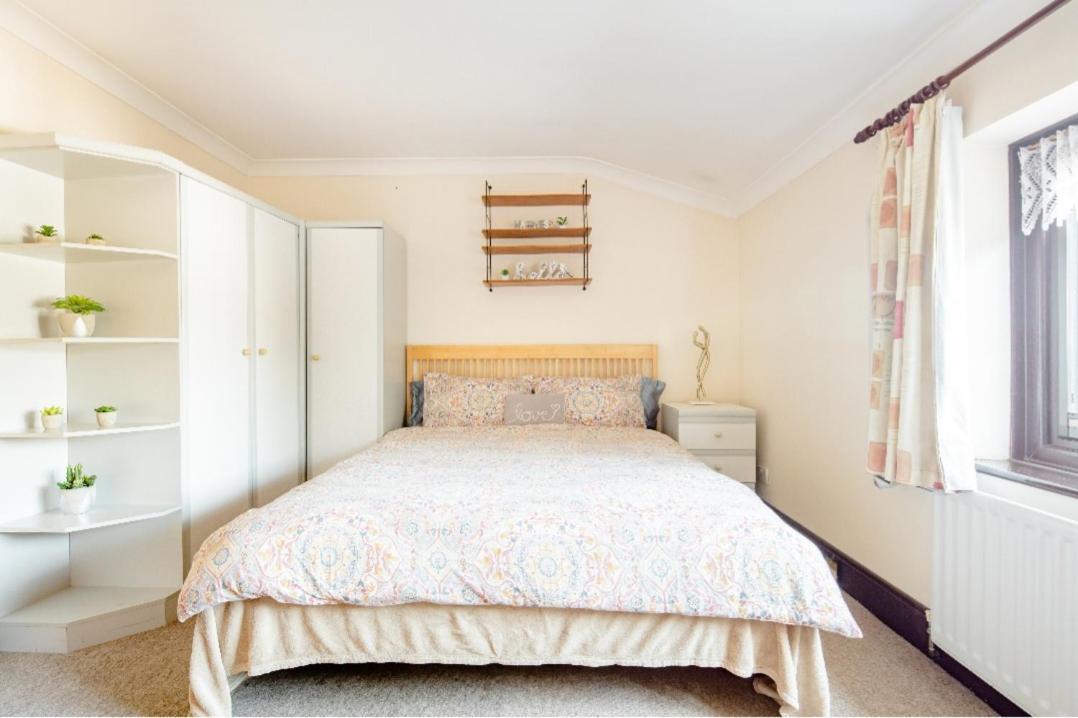 Spacious Room 2 Mins From Station London Exteriör bild