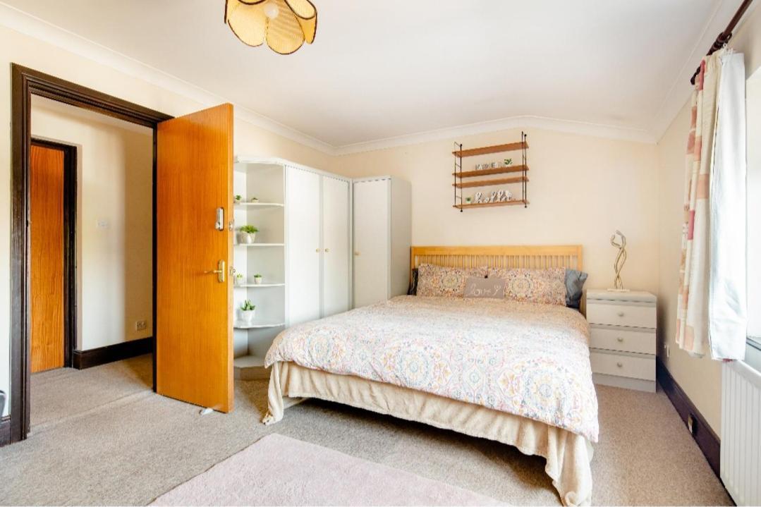 Spacious Room 2 Mins From Station London Exteriör bild