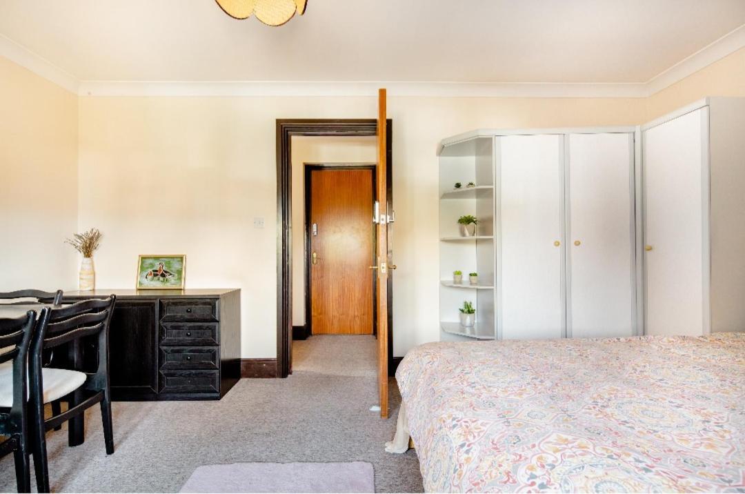 Spacious Room 2 Mins From Station London Exteriör bild