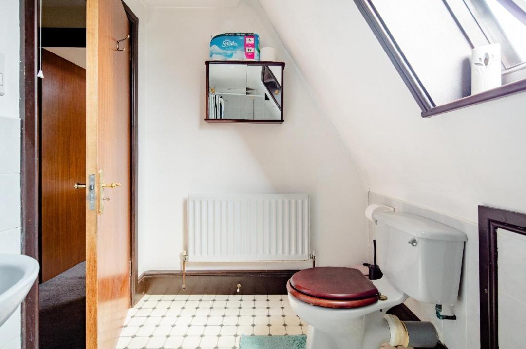 Spacious Room 2 Mins From Station London Exteriör bild