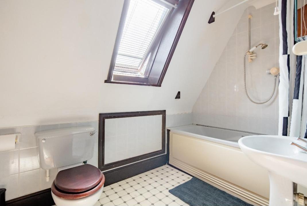 Spacious Room 2 Mins From Station London Exteriör bild